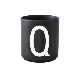 Čierny porcelánový hrnček Písmeno Q