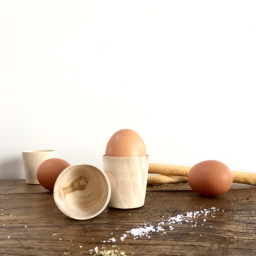 Stojánek na vejce z nového teaku