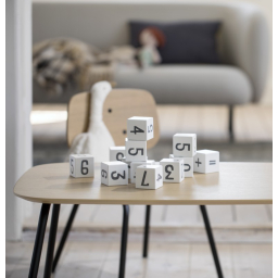 Drevené kocky s číslami bielej farby