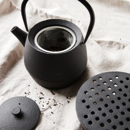 Litinová konvice na čaj se sítkem Cast černá