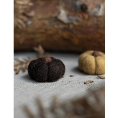                             Plstěná dekorace dýně Haga Dark Brown                        