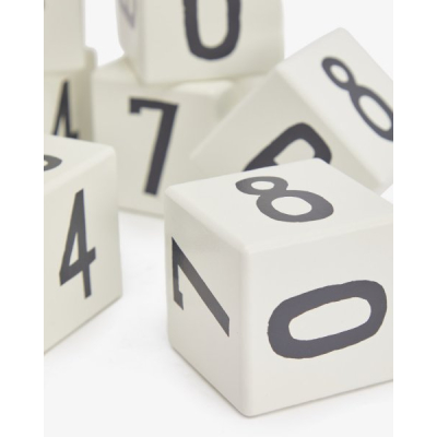                             Drevené kocky s číslami bielej farby                        
