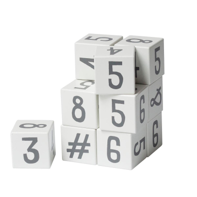                             Drevené kocky s číslami bielej farby                        