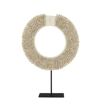 Dekorativní kruh z mušlí na stojanu Collier                    