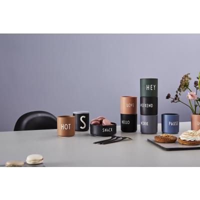                             Porcelánový hrnek HOT hnědý                        