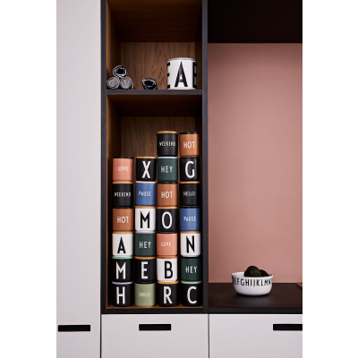                             Porcelánový hrnek HOT hnědý                        