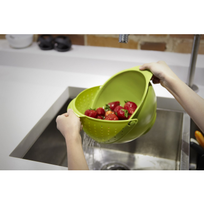                             Červená mísa s cedníkem Rinse                        