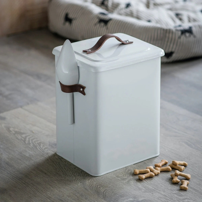 Úložný box na krmivo s úchyty a lopatkou M                    
