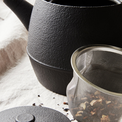                             Litinová konvice na čaj se sítkem Cast černá                        