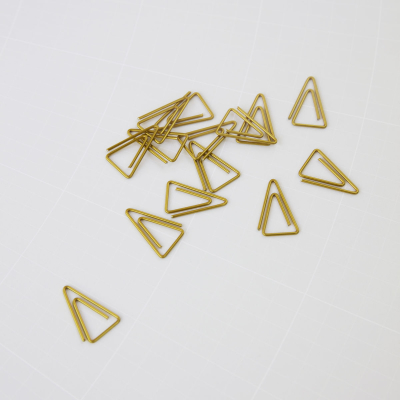                             Kancelářské sponky Triangle zlaté 20 ks                        