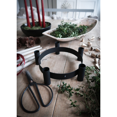                             Kovový svícen na pět svíček Lycke Black 24 cm                        